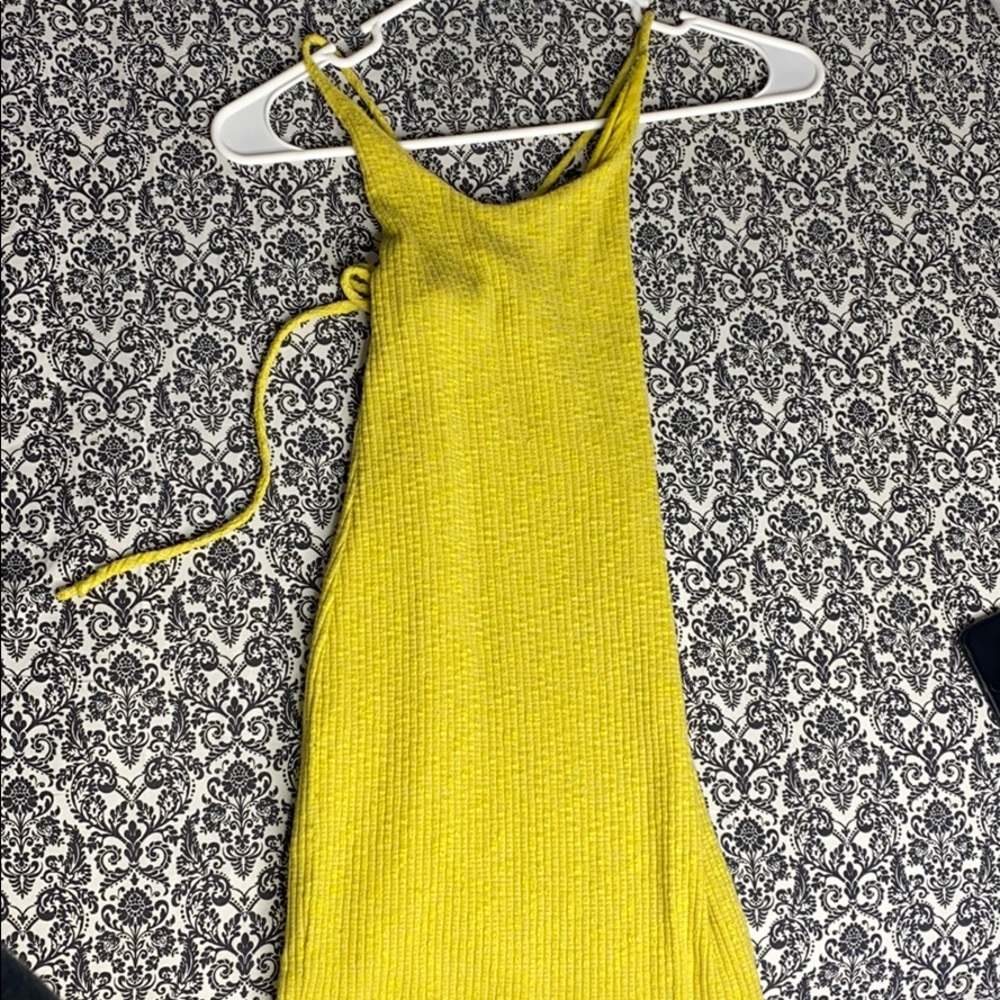 Yellow tight dress. 😍☀️